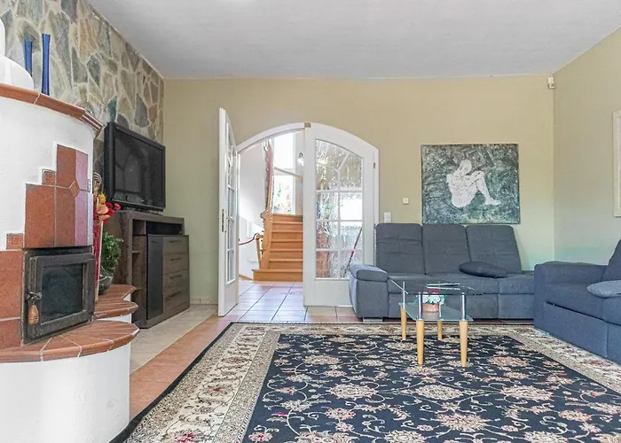 Exquisite Villa With Free Parking - Suitable For Groups Up To 18P